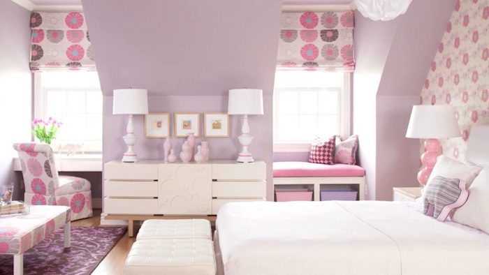 lila Wände, zwei symmetrische Lampen, ein weißes Bett, zwei weiße Hocker - schöne Zimmer