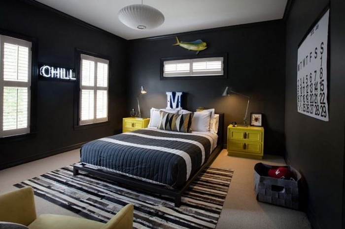 Jugendzimmer gestalten, schwarz gestreiften Wände, gelbe Nachttische, Buchstabe M über dem Bett