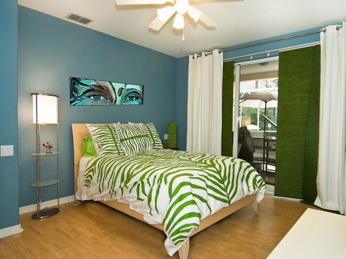 grün-weiße Bettdecke ein interessanter Lampenschirm und modernes Bild - Jugendzimmer gestalten