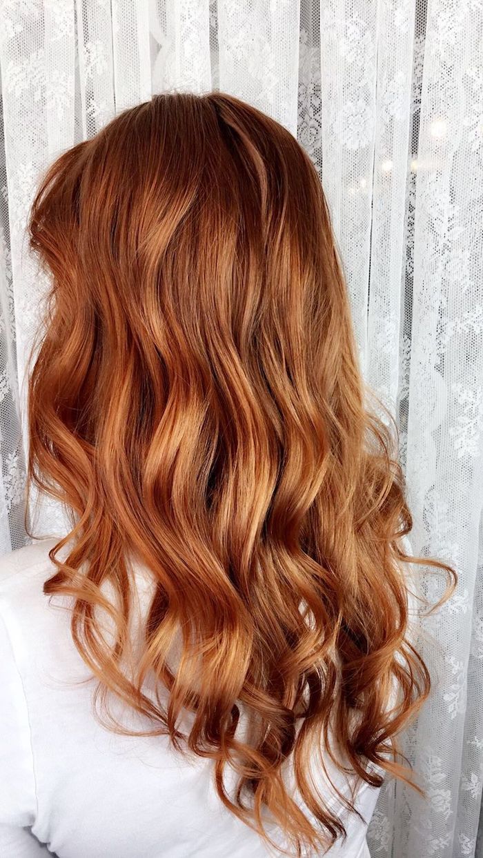 caramel haare, frau mit mittellangen karamellfarbigen haaren, trendige haarfarben