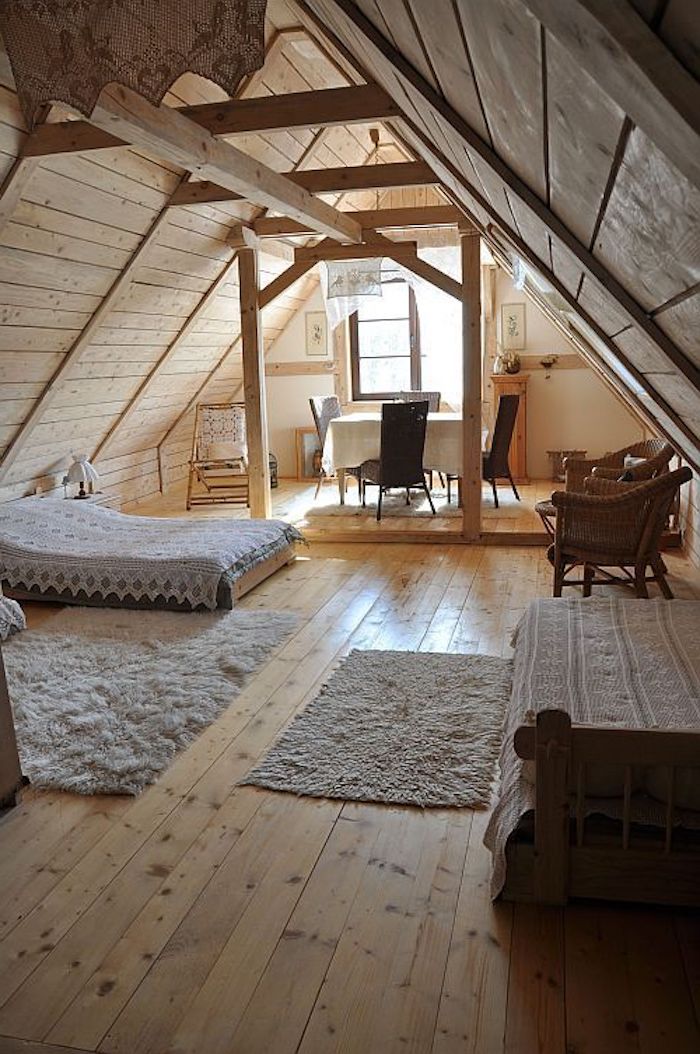 mansardenwohnung einfaches design skandinavischer stil bett auf dem boden stühle fenster flauschige teppiche weißer teppich fellteppich