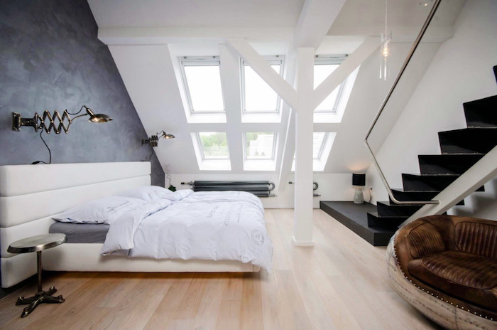 wohnung gestalten schlafzimmer design ideen weißes wohndesign treppe zum dach wandlampe