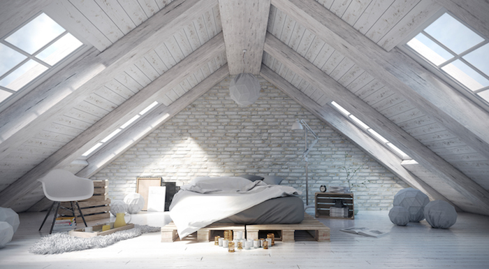 mansardenwohnung wohnung auf dem dachstock einer gebäude dezent eingerichtet in weiß und grau pastellfarben skandinavischer stil bodenkissen palettenmöbel bett aus paletten