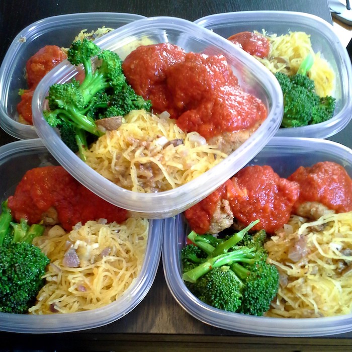 kohlenhydratarme rezepte zum mitnehmen fitnessessen brokkoli nudeln aus kürbis kürbisspagetti tomatensoße mit frikadellen
