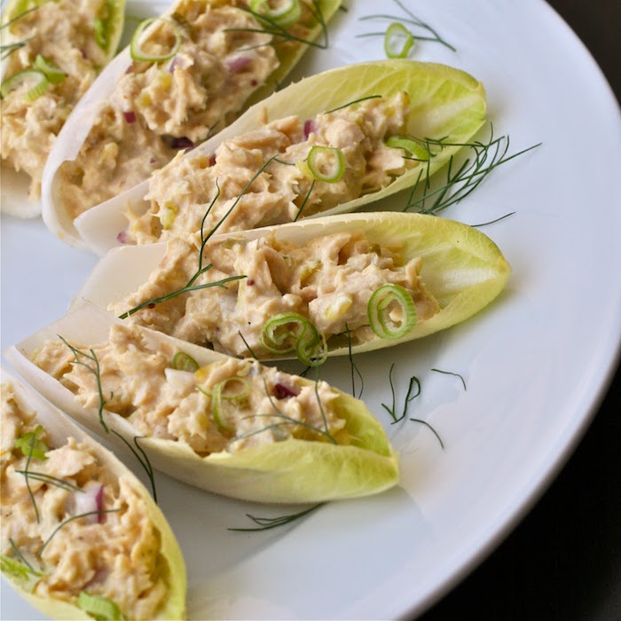 abendessen low carb grünsalat mit tunfisch aufstrich gefüllt gesund und lecker speise teller vorspeise