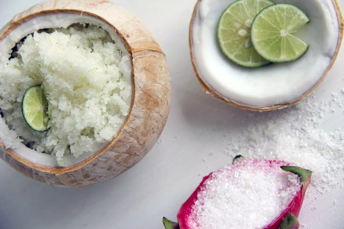 kokosöl kosmetik selber machen, körperpeeling mit salz, kokosöl und limettensaft
