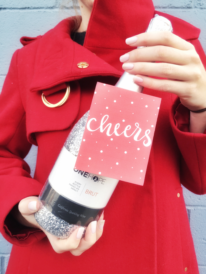Weinflasche mit personalisiertem Etikett zu Weihnachten schenken, Geschenkideen für jeden Geschmack