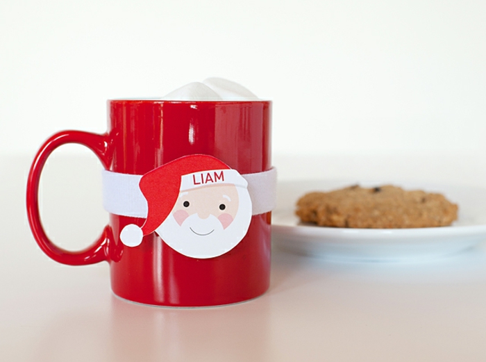 Coole Idee für Weihnachtsgeschenk, rote Tasse mit dem Weihnachtsmann, heiße Schokolade genießen