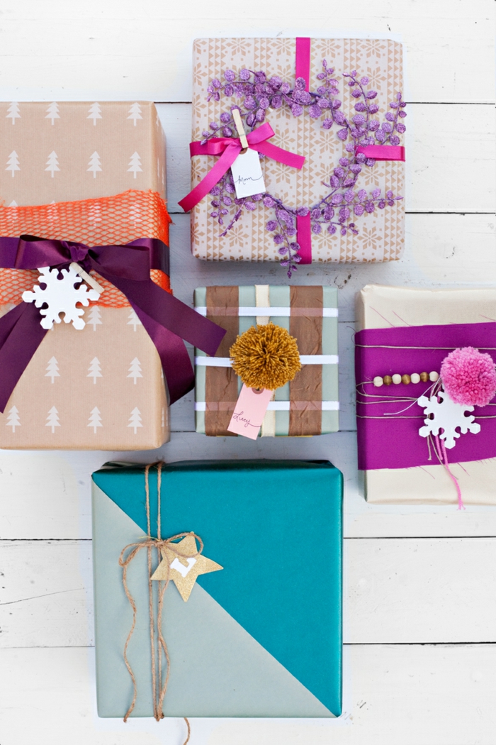 Weihnachtsgeschenke schön verpackt, mit Schneeflocken und Sternchen verziert, DIY Ideen zum Nachmachen