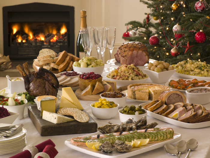 weihnachtsdeko das beste ist den tisch mit leckeren speisen zu verdecken deko zum genießen kamin champagner