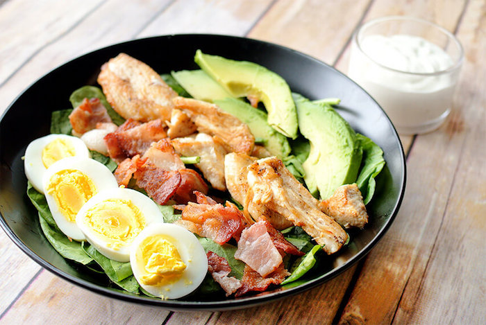 rezepte low carb ideen zum zubereiten eier eiweiß eigelb avocado bacon hänchen fillet spinat