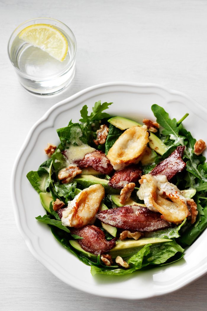 rezepte low carb salat essen zum abendessen lechte speise und vitaminenreich spinat walnüsse käse fleisch ideen zitronne