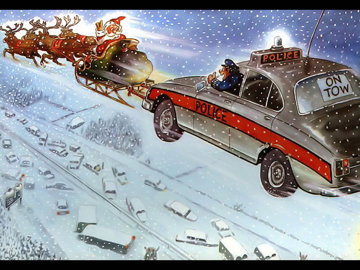 Schöne Weihnachtsbilder - der Weihnachtsmann schleppt ein Polizeiauto über der gefrorenen Autobahn