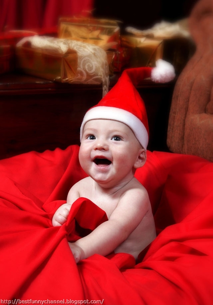 ein kleines Baby aus dem Sack der Weihnachtsmann gelassen mit Weihnachtsmütze - schöne Weihnachtsbilder
