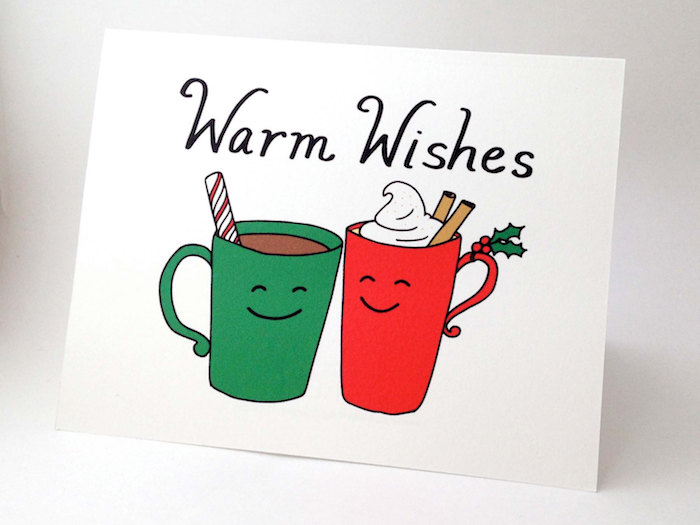 zwei Tassen in grüner und roter Farbe mit einer heißen Schokolade und warme Glückwünsche - lustige Weihnachten 