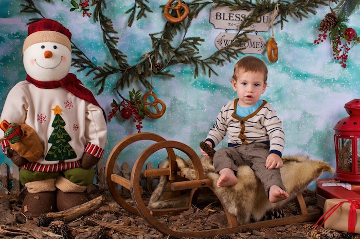 lustige Bilder zu Weihnachten - ein Junge auf dem Schlitten gesetzt und ein Weihnachtsmann daneben
