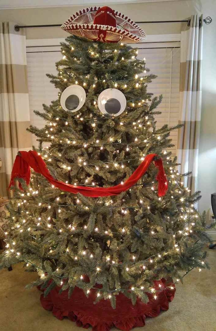 Lustige Bilder zu Weihnachten - lustige Dekoration zu Weihnachten, ein Tannenbaum mit Gesicht