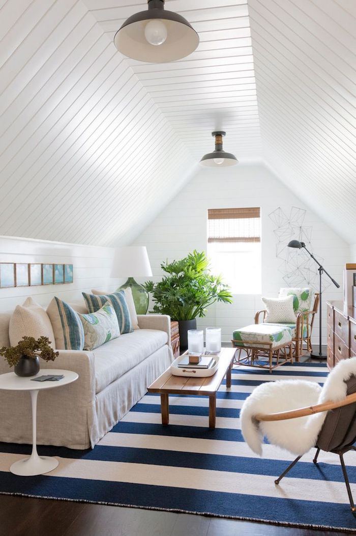 mansardenzimmer traumteppich in weiß und blau sofa mit dekorativen kissen deko ideen maisonette weiß pflanze kleiner tisch