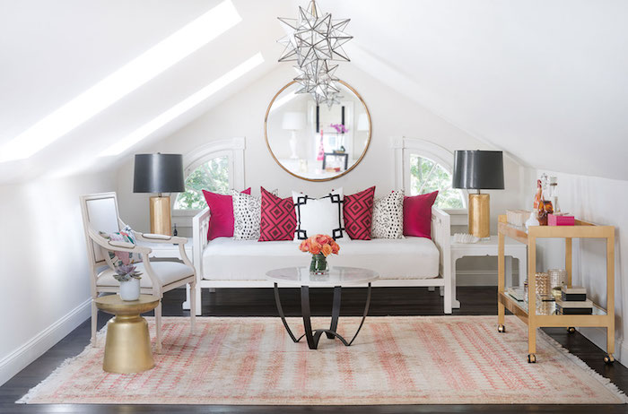dachschrägen farblich gestalten sofa in weiß mit bunten dekorativen kissen rot zyklame weiß schwarz spiegel darüber sessel kleiner kaffeetisch