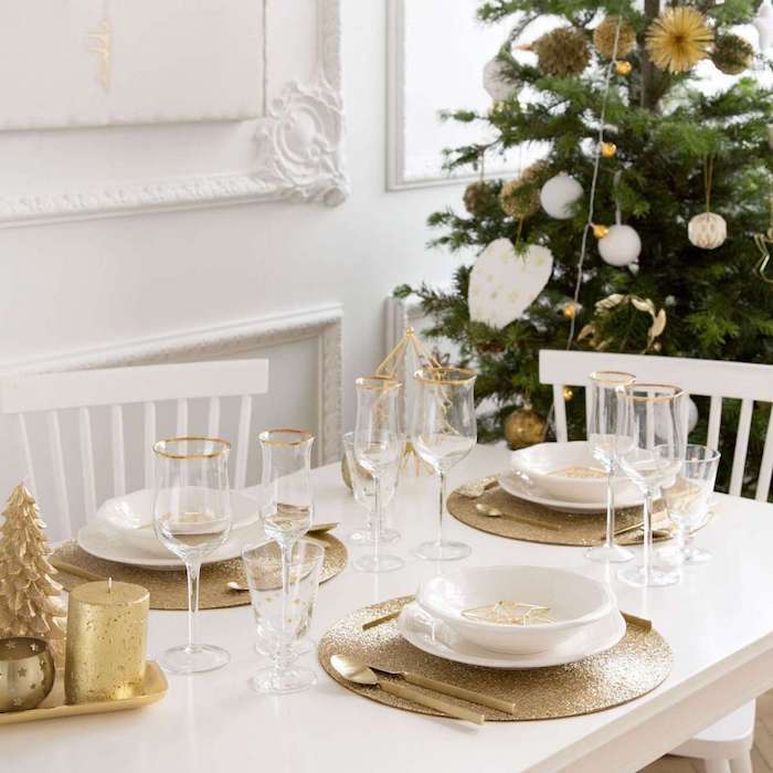 weihnachtsbaum deko weißes herz glitzermotive kugeln in weiß und golden schnee goldene tischdeko elegant gedeckter tisch