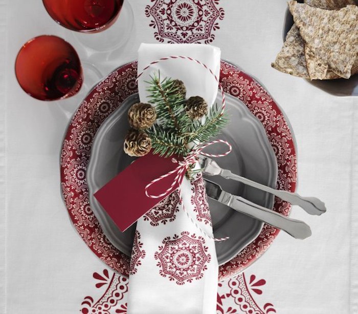 bilder weihnachten weiße tischdecke mit roten elementen an sich rote schneeflocken deko teller mit serviette coole idee