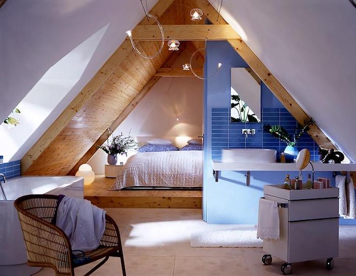 dachwohnung in lila und blau holzhaus selber einrichten romantisches flair zu hause bett dezentes licht schlafzimmer mit eigenem bad