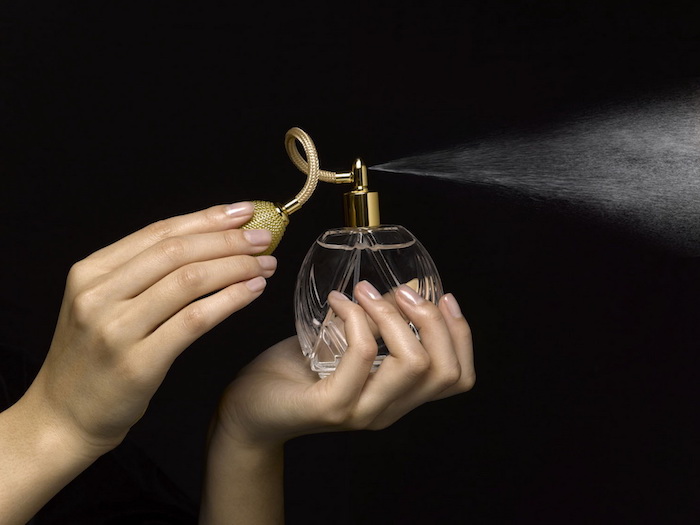 parfumöl, parfüm sprühen, kosmetik aus natürlichen zutaten selber machen