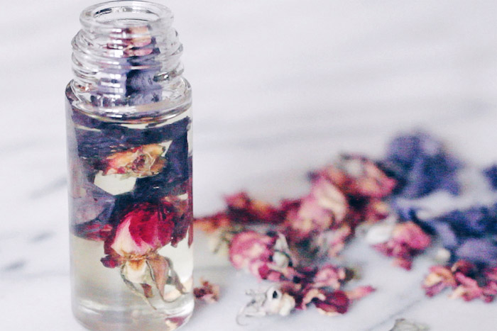 parfüm für dich, roll on parfüm mit getrockneten blütenblätter