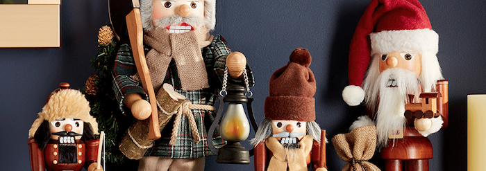 vier Modelle von dekorativen Nussknackern aus Holz, hölzerne Weihnachtsmann-Figur, kleines Säckchen aus Hanf