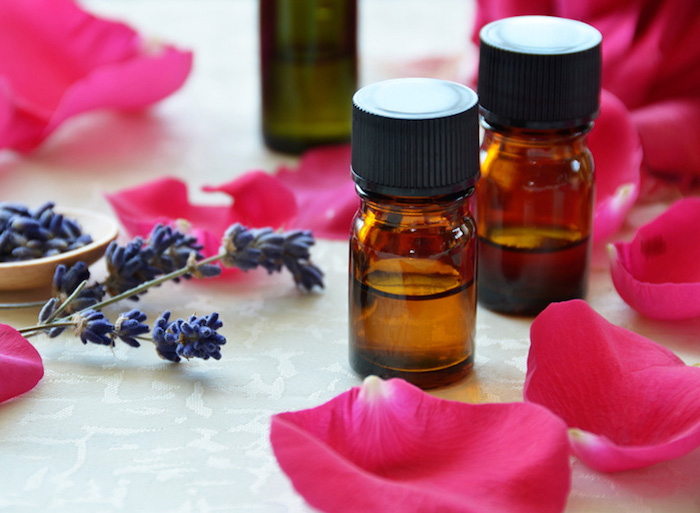 kosmetik selber machen, lavendel- und rosenöl, kosmetik aus natürlichen zutaten