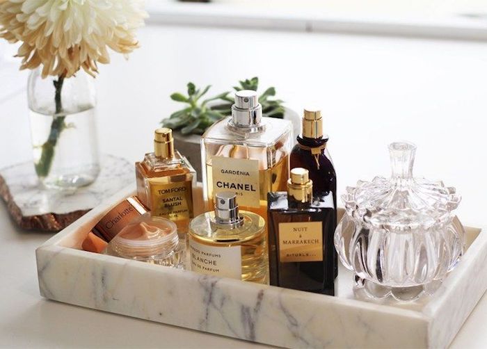 parfüm für dich, kosmetik organizer mit vielen verschiedenen parfümen