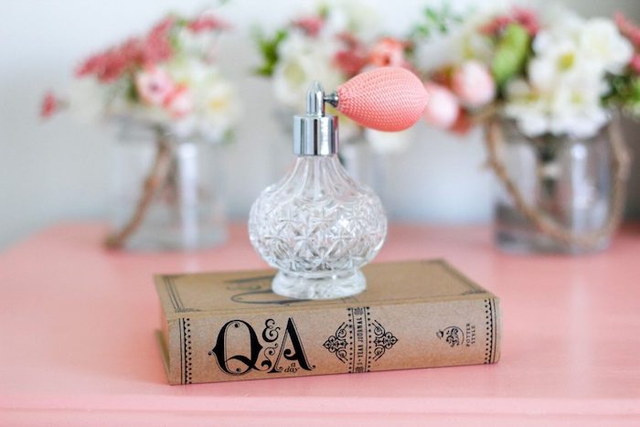 parfum mit jasmin in parfümflasche in retro stil, geschenke für frauen