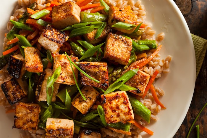 geräucherter tofu gericht mit frischem gemüse zwiebel petersilie reisspeise mit möhren und gurken 