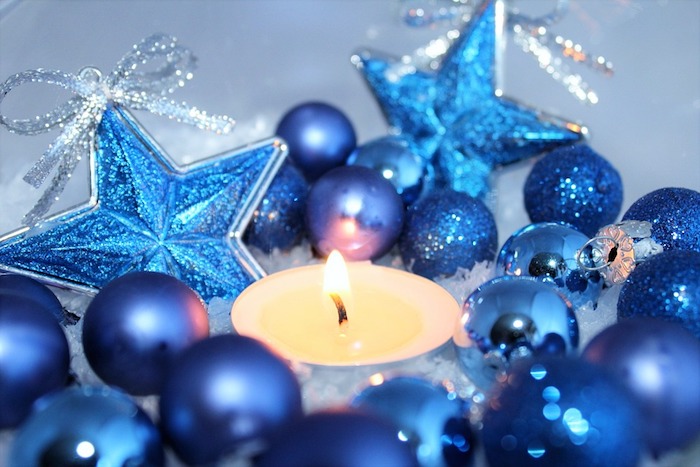 Weihnachtsbaumkugeln in Blau, blaue Kugeln Matt und mit Glanz, blaue Sterne mit Glitzer mit silbernen Schleifen, Tellichter