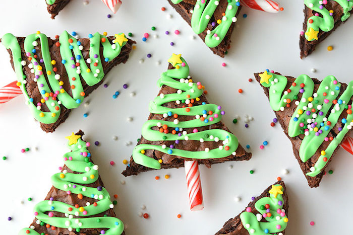 Kuchen mit Schokolade in Triangelform, Brownies mit Walnüssen, grünem Zuckerguss und Schokoperlen in verschiedenen Farben, Weihnachtsbaumkuchen mit Schokolade, Karamellutscher