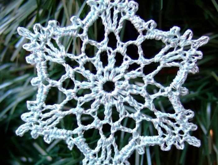 scherenschnitt schneeflocken selber machen schneeflocken schablone crochet häckeln anleitung weiße schneeflocke