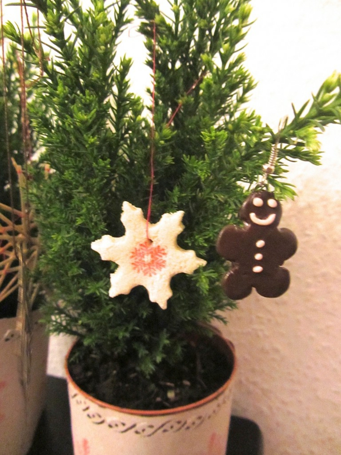 schneeflocke basteln anleitung schneeglocken aus salzteig selber machen weiß und weihnachtsplätchen deko für tannenbaum