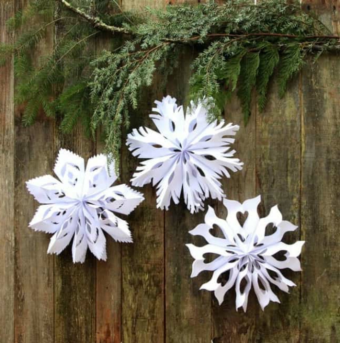 schneeflocken aus papier basteln schneeflocken ausschneiden vorlage anleiung deko weihnachten große weiße schneeflocken selber machen