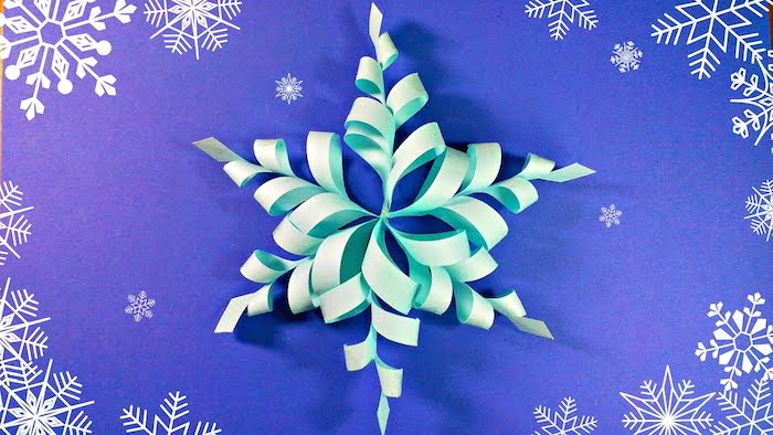 eine grüne Schneeflocke aus grünem Papier gebastelt wie Blume auf Schneeflocken Hintergrund
