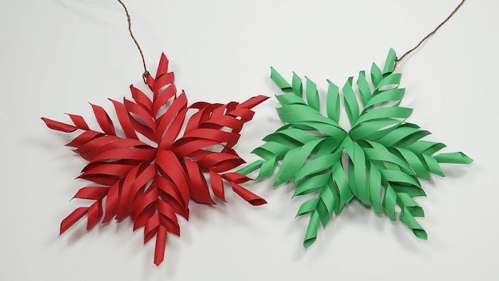 weihnachtliche Farben von zwei 3D Schneeflocken - ein ausgezeichnetes Basteln Winter