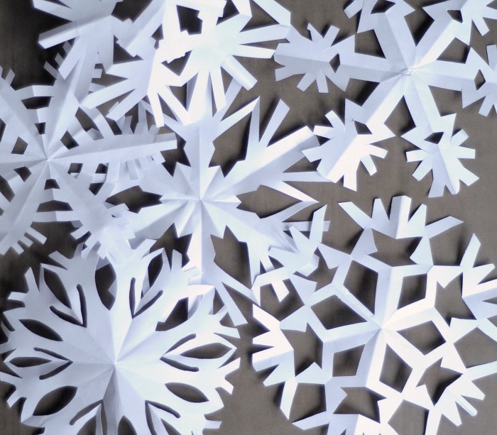 Basteln Winter - DIY Projekt mit weißem Papier in ausgefallenen Formen