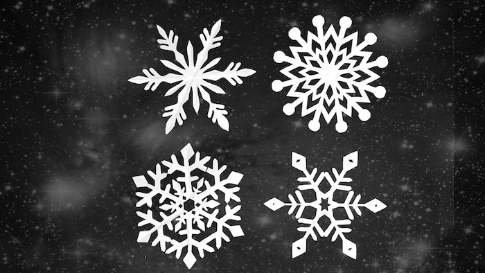 Fensterdeko basteln - drei Vorlagen von verschiedenen Schneeflocken, Sterne im Hintergrund