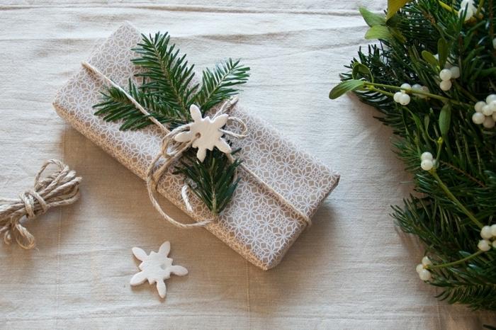 schneeflocken ausschneiden basteln vorlagen aus salzteig weihnachtsdeko geschenke packen