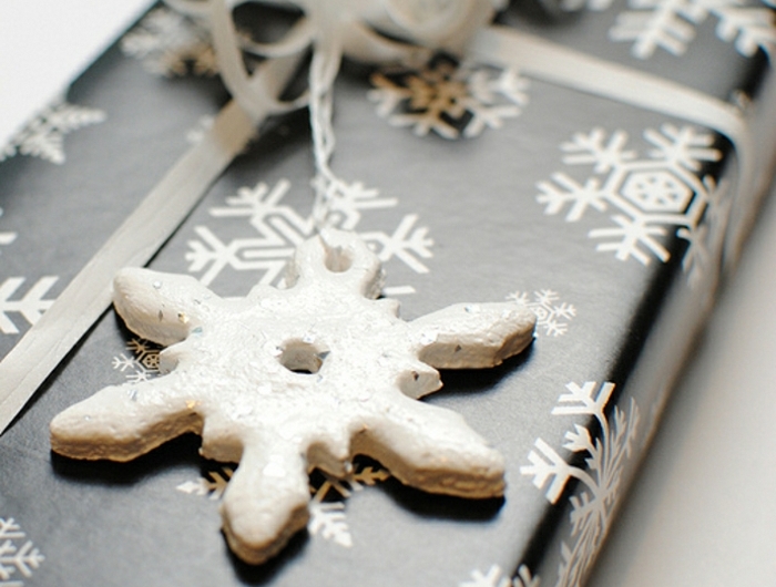 schneeflocken basteln aus teig schneeflocken ausschneiden salzteig formen deko zu weihnachtsgeschenk