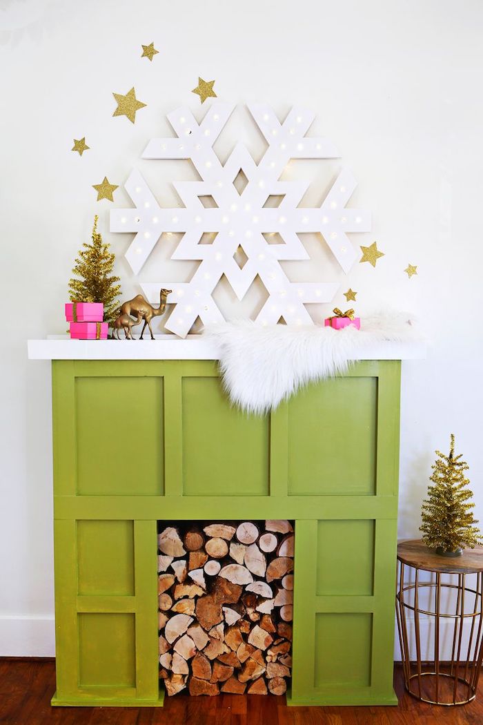 ein grüner Kamin voller Holz, eine weiße Schneeflocke darauf - Schneeflocken Bilder