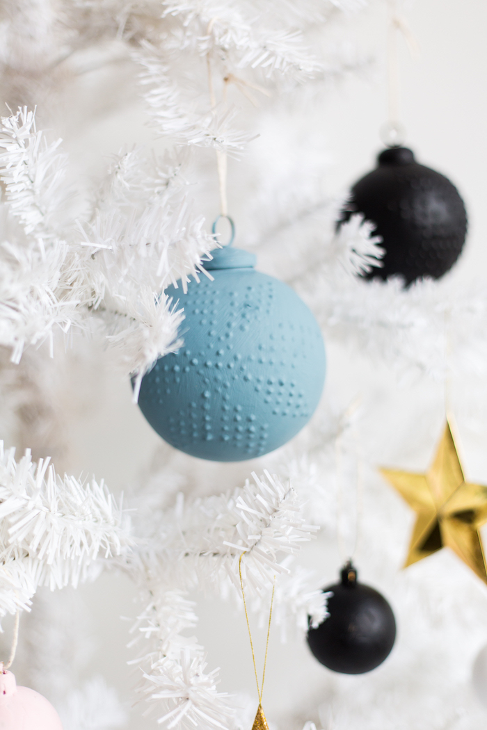 ein blaue Weihnachtskugel auf einem weißen künstlichen Weihnachtsbaum - Schneeflocken Bilder