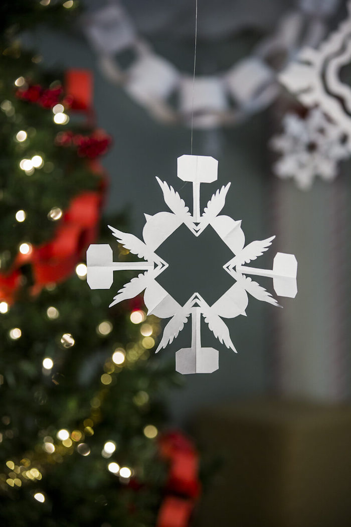 Schneeflocken aus Papier - ein sehr zartes Design mit Flügeln auf dem Weihnachtsbaum