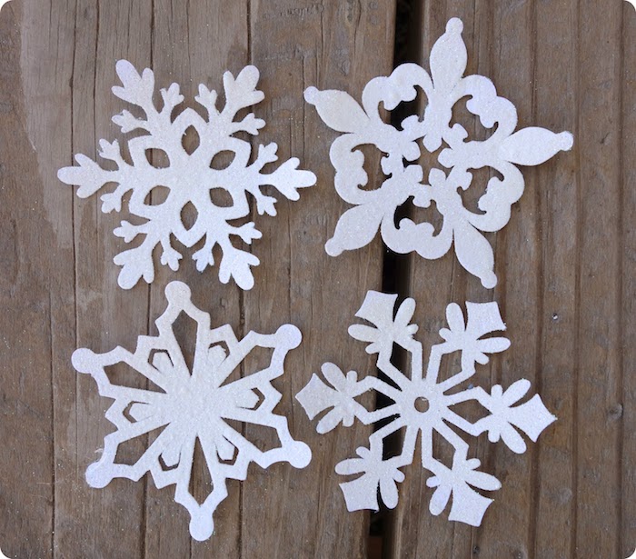 Schneeflocken aus Papier - vier verschiedene Stücke mit einzigartigen Designs