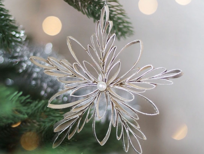 schneeflocken einfach basteln aus karton mit perlen scherenschnitt schneeflocken schöne deko weihnachten