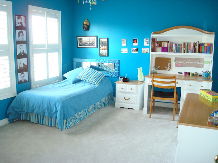 Jugendzimmer gestalten - blaue Wände, blaue Bettwäsche, ein weißer Schreibtisch, weißer Teppich
